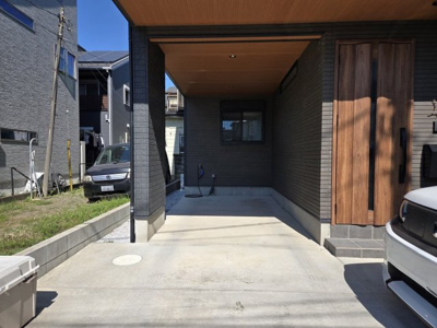 【駐車場】 | 門沢橋駅徒歩2分・築2年。富士山望む広々ルーフバルコニーが魅力 | 屋根付きのビルトインタイプの駐車場