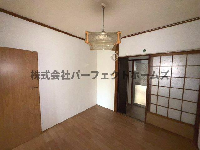 池田2丁目テラスハウス　賃貸の居間・リビング|こちらのリビングで趣味の時間をお楽しみください