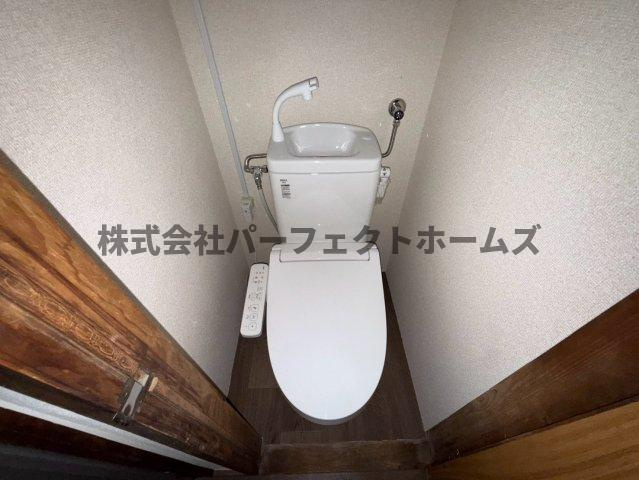 池田2丁目テラスハウス　賃貸のトイレ|落ち着いた色調のトイレです