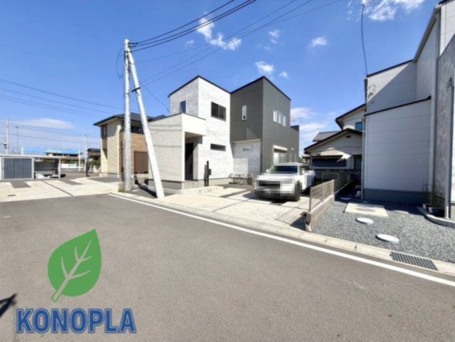 【中古戸建】太田市福沢町の外観|■外観｜青空に映えるシンプルなデザイン。ホワイト×ブラックのアクセントをきかせた外壁でオシャレな外観に仕上がっています♪