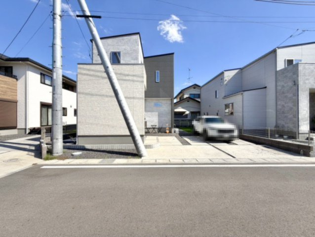 【中古戸建】太田市福沢町の外観|■外観｜広々とした駐車スペースで楽々駐車可能！お買い物後もスムーズにお荷物を運べます♪