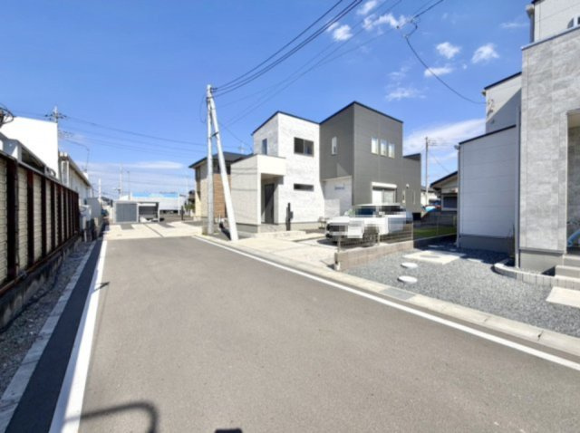 【中古戸建】太田市福沢町の外観|■外観｜周囲の見渡しが良く、車の出入りの際も安全確認がしやすいため、小さなお子様がいるご家庭でも安心です♪