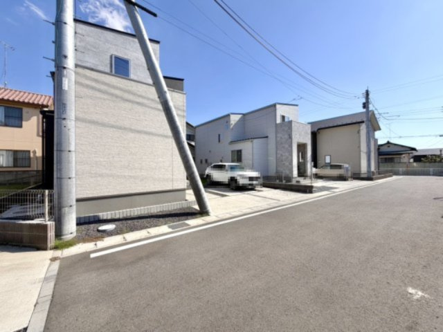【中古戸建】太田市福沢町の外観|■外観｜前面道路が広く見渡しが良いため、車の出入りやすれ違いもスムーズで日々の運転も安心して行えます♪