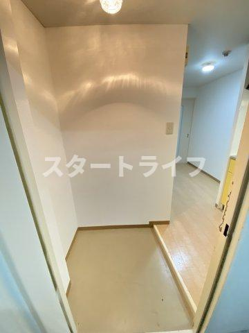 大阪市淀川区十三本町３丁目の賃貸マンションの玄関