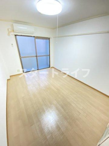 大阪市淀川区十三本町３丁目の賃貸マンションの居間・リビング