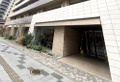 ミッドプレイス八王子のエントランス|重厚感のある落ち着いた佇まいのマンションエントランスです。オートロックや宅配ボックスが完備されているため、防犯面も安心で不在時の荷物の受け取りもスムーズに行うことができます。