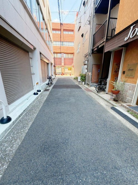 平田町1丁目　中古戸建の前面道路含む現地写真|大通りから１本入るため、前面道路は交通量が少ないのは魅力ですね。
