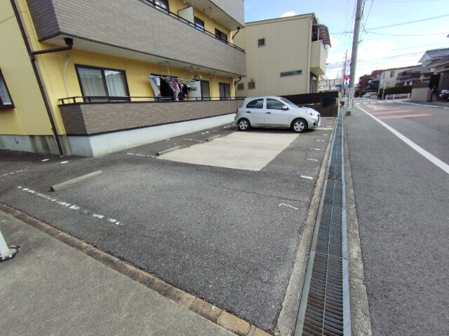 プレステージ杉の駐車場