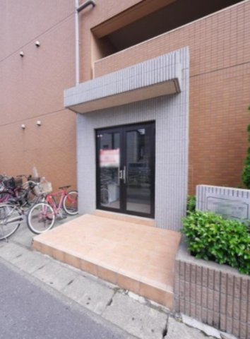 草加市氷川町のアパートのエントランス