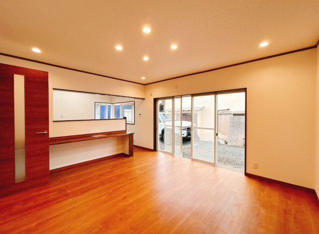 富士宮市小泉の中古一戸建の居間・リビング