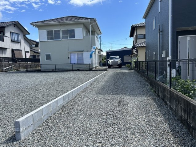 富士宮市小泉の中古一戸建の前面道路含む現地写真