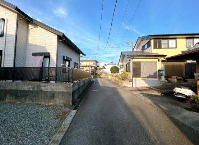 富士宮市小泉の中古一戸建の前面道路含む現地写真