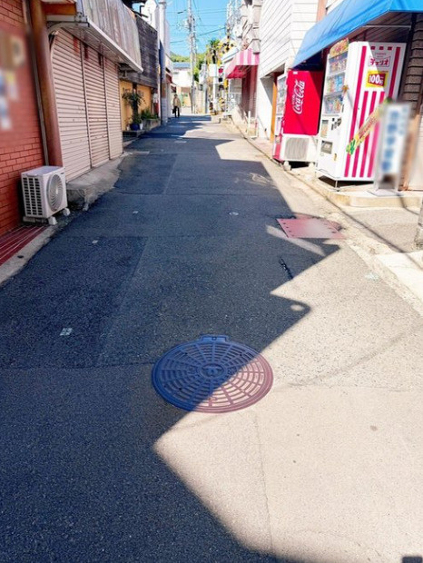 月見山本町2丁目　売土地の前面道路含む現地写真