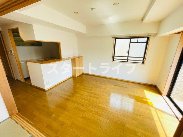 大阪市淀川区三国本町２丁目の賃貸マンションの居間・リビング
