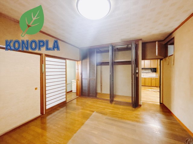 【中古戸建】伊勢崎市境百々の居間・リビング|■洋室｜時の流れと共に陽射しは装いを変え空間に新たな彩りを与えます。一日中家に居ても飽きることなく過ごすことができる素敵な空間です♪