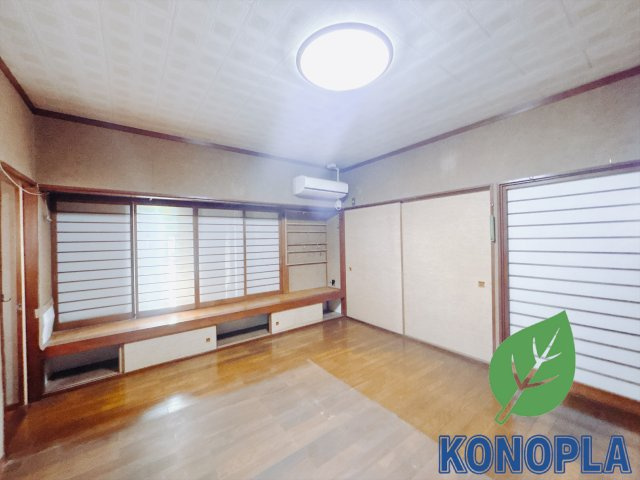 【中古戸建】伊勢崎市境百々の居間・リビング|■洋室｜陽当たり良好のお部屋♪賃貸では叶わなかった、お友達とのホームパーティや大音量で映画やテレビを楽しむことができます♪