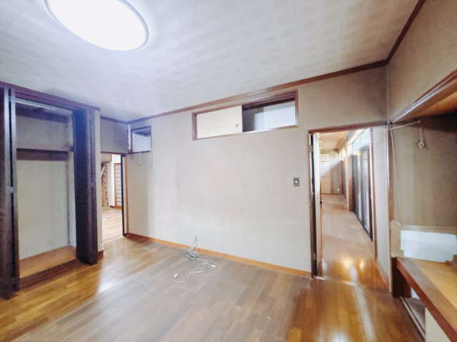 【中古戸建】伊勢崎市境百々の居間・リビング|■洋室｜木製で懐かしさのある家具やアンティーク調の小物に囲まれてレコードを流したり小説を読んだり…そんな心ときめく暮らしをしませんか？