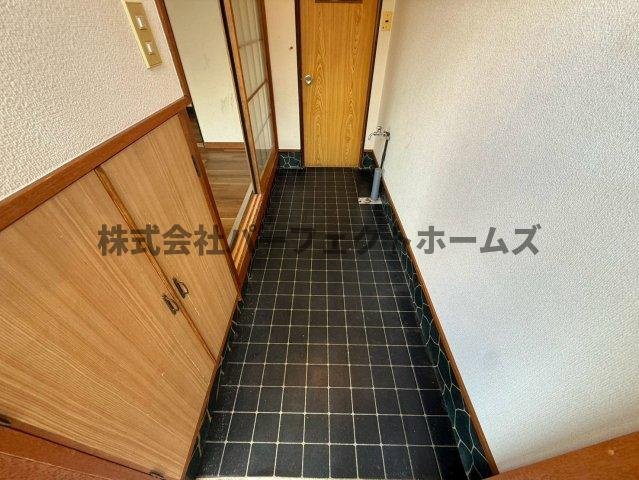 池田南町戸建　賃貸の玄関|収納もある玄関です