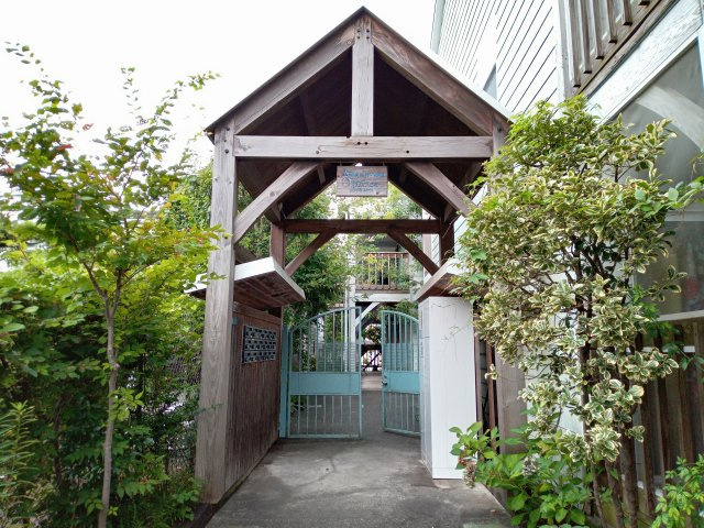 川崎市多摩区西生田３丁目のアパートのエントランス