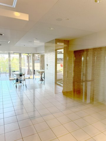 【エントランス】 | エルグレース彩都箕面　中古マンション | 【現地写真】
エントランスは明るく広々解放感があります♪