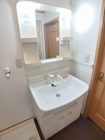グランドハイツ北館の洗面所|明るい洗面所です