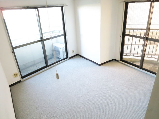 アルテハイム小岩の居間・リビング|角部屋★２面採光のお部屋です！