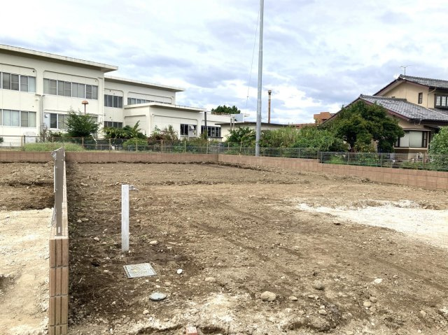 新築　桐生市相生町5丁目全2棟　Blooming　Garden　2号棟の駐車場|現地写真　駐車スペースは並列3台分可能です！



