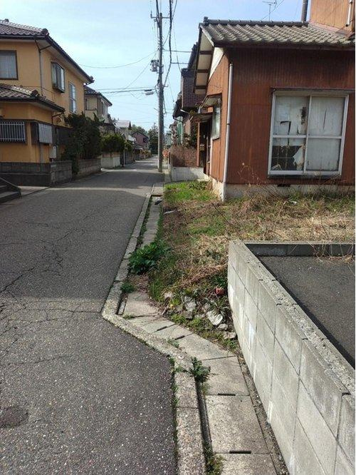 新潟市西区寺尾東2丁目　土地の前面道路含む現地写真|現地（2023年3月）撮影
お引渡しまでに道路に越境している敷地を是正致します。