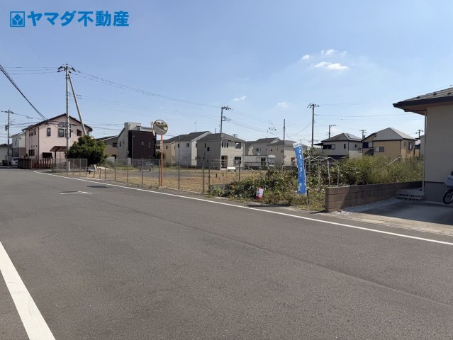 日高市武蔵高萩三丁目　売地の前面道路含む現地写真