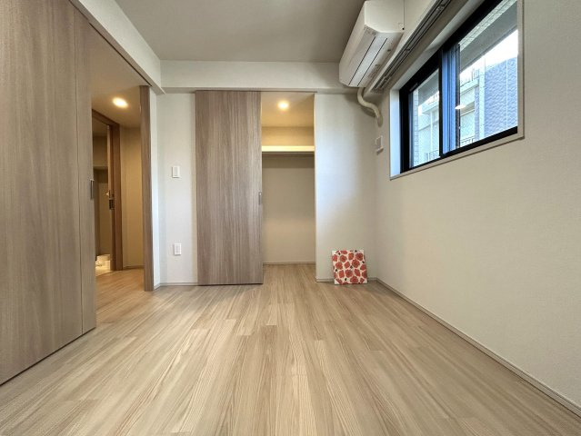～横浜に近く、心は穏やかな日常と享受する弘明寺エリア～駅徒歩5分の築浅マンション。今すぐ始まる快適ライフ【リフォーム／クリオ横濱弘明寺グレイステラス】の洋室|ゆったりした洋室です