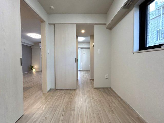 ～横浜に近く、心は穏やかな日常と享受する弘明寺エリア～駅徒歩5分の築浅マンション。今すぐ始まる快適ライフ【リフォーム／クリオ横濱弘明寺グレイステラス】の洋室|コンパクトで使いやすい洋室です