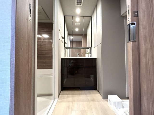 ～横浜に近く、心は穏やかな日常と享受する弘明寺エリア～駅徒歩5分の築浅マンション。今すぐ始まる快適ライフ【リフォーム／クリオ横濱弘明寺グレイステラス】の玄関|ゆったりとした玄関です