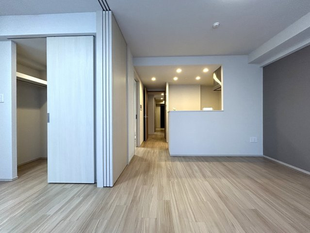 ～横浜に近く、心は穏やかな日常と享受する弘明寺エリア～駅徒歩5分の築浅マンション。今すぐ始まる快適ライフ【リフォーム／クリオ横濱弘明寺グレイステラス】の居間・リビング|リビングです