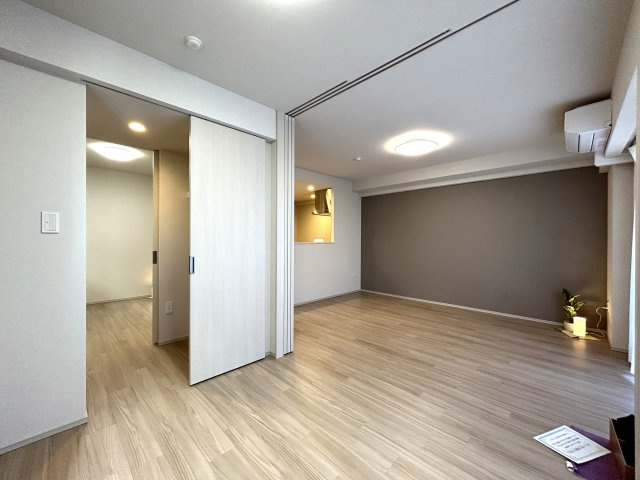 ～横浜に近く、心は穏やかな日常と享受する弘明寺エリア～駅徒歩5分の築浅マンション。今すぐ始まる快適ライフ【リフォーム／クリオ横濱弘明寺グレイステラス】の洋室|ゆったりした洋室です
