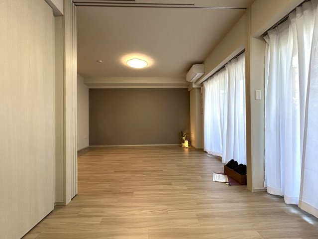 ～横浜に近く、心は穏やかな日常と享受する弘明寺エリア～駅徒歩5分の築浅マンション。今すぐ始まる快適ライフ【リフォーム／クリオ横濱弘明寺グレイステラス】の洋室|ゆったりした洋室です