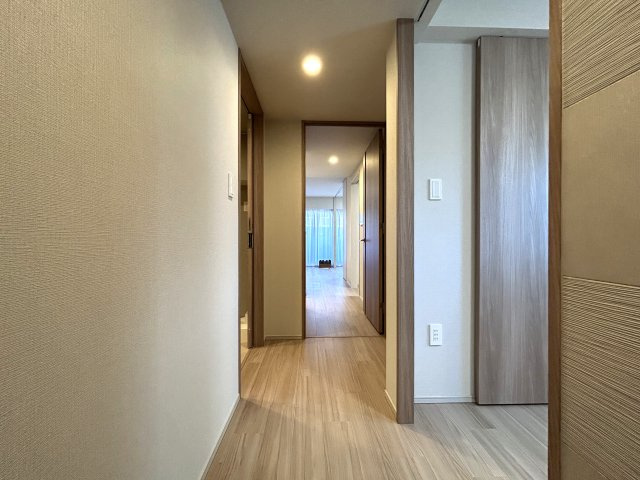 ～横浜に近く、心は穏やかな日常と享受する弘明寺エリア～駅徒歩5分の築浅マンション。今すぐ始まる快適ライフ【リフォーム／クリオ横濱弘明寺グレイステラス】の玄関|きれいな玄関です