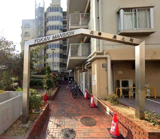 トーカンマンション兵庫島上町のエントランス|休日にはご家族連れで賑わうショッピングモールで、お買い物もお食事も楽しめます
