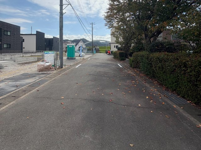 沼津市大岡　全１９区画　１５号棟の前面道路含む現地写真