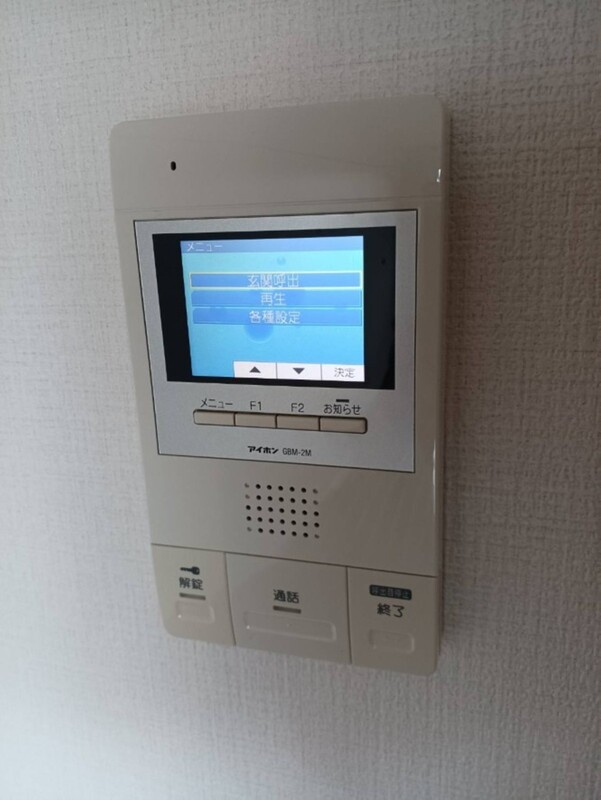 ウイング21高宮の設備|オートロック、ＴＶモニター付インターホン、
宅配ボックスもあります。