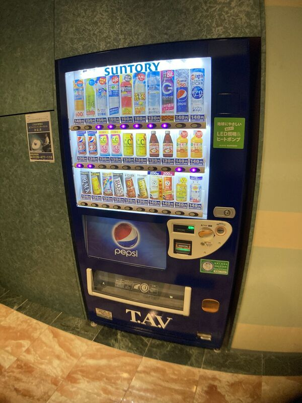 ウイング21高宮のエントランス|敷地内自動販売機、宅配ボックスも完備。オートロック、
ＴＶモニター付インターホン　防犯安心です♪