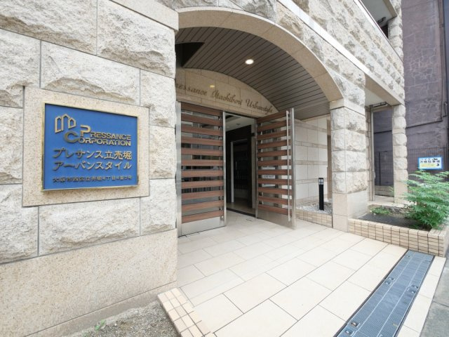 大阪市西区立売堀４丁目の賃貸マンションのエントランス
