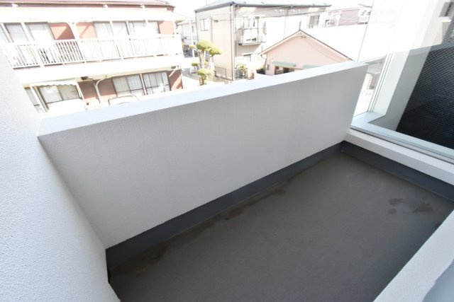 クレスト甲東園A棟のバルコニー