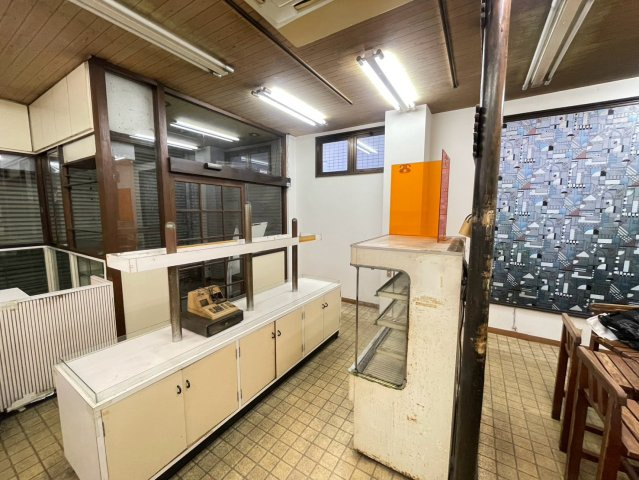 美合駅売店ビルの内装