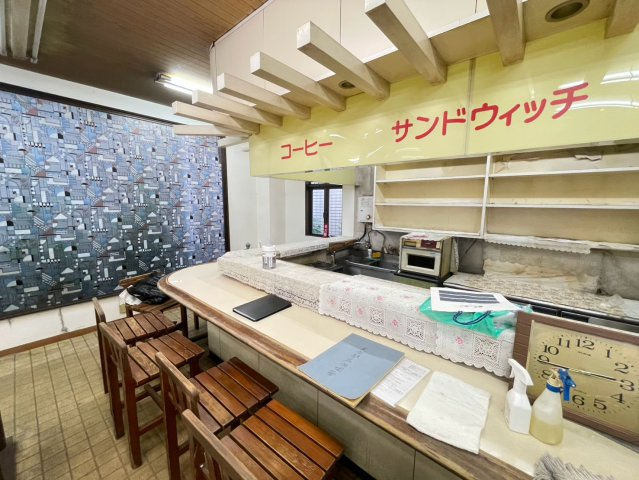 美合駅売店ビルの内装