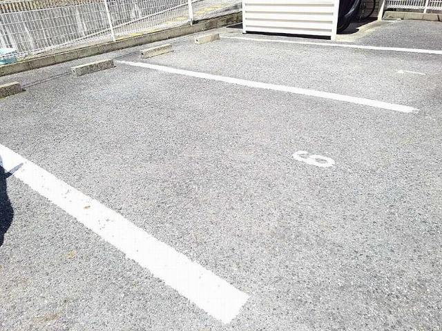 ファミールコーポの駐車場