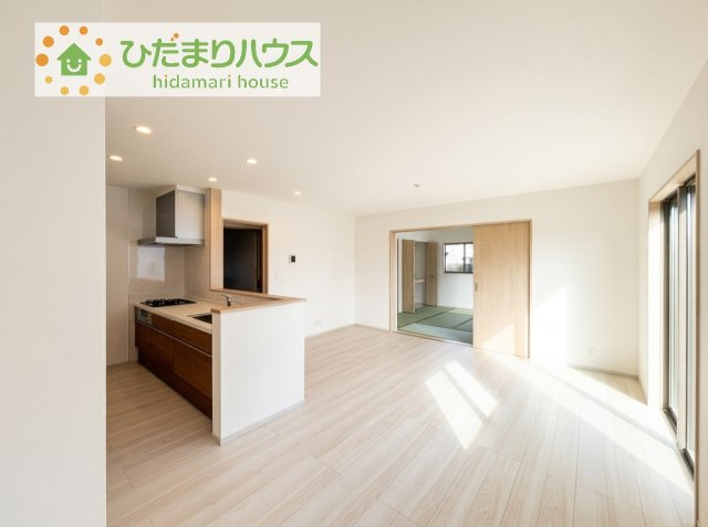 【居間・リビング】 | 筑西市市野辺25-P1　新築戸建　2号棟 | リビングの窓からはあたたかな日差しが差し込みます(*'▽')