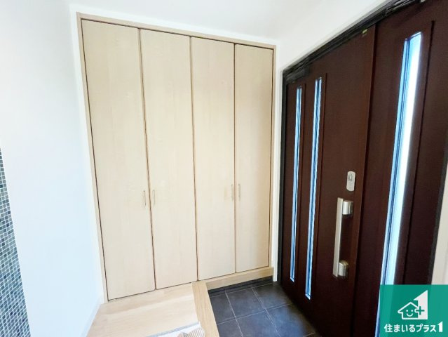 即日案内可能■大津市大江　中古一戸建ての玄関|たくさん収納できるシューズボックス付！
