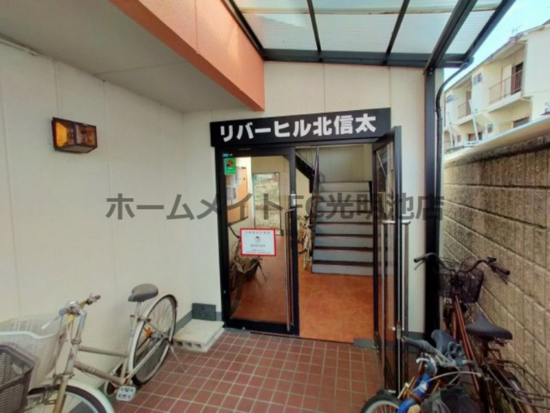 リバーヒル北信太のエントランス