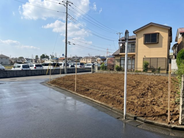 西側には建物がなく、開放感があります。公園からの爽やかな風が通り抜ける健やかな住環境です。