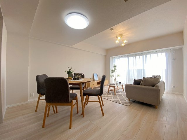 サンマンションアトレ北本の居間・リビング|南東向きの大きな窓から温かい光が射し込む14.3帖のLDKです。開放感あふれる空間で家族団らんの穏やかな時間をお過ごしいただけます。